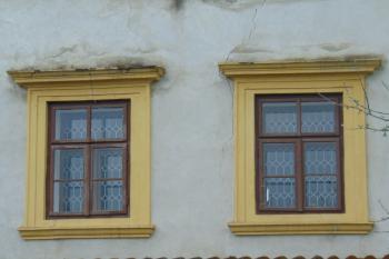 Detail okenního ostění a nadokenních říms (© Dušan Dohňanský  05/2021)