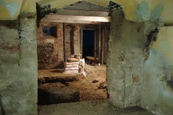 Pohled před opravou z předsíně do zdevastovaného rytířského sálu kde byl chlév (© Jaromír Schoffer, 01/2010)