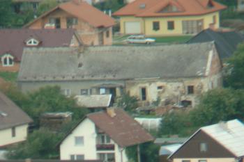 Detailnější pohled na budovu tvrze z bývalého hospodářského dvora (© Jaromír Schoffer, 01/2010)