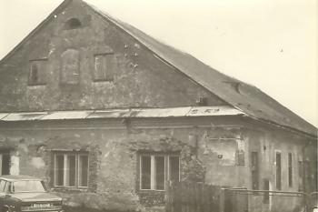 Vrchní strana tvrze před přestavbou v 70 letech (© Jaromír Schoffer, 01/2010)
