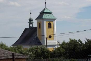 Kostel Panny Marie Sněžné v obci Ruda – u něj začíná křížová cesta na vrchol (© Martin Hájek, 31.7.2006)