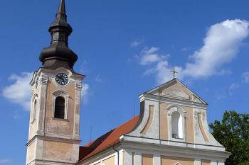 Kostel od jihozápadu (© Jiří Cukr, 08/2015)