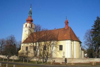 pohled na kostel od jihovýchodu od říčky Rusavy ( © Ondřej Štěpánek 02/2008)