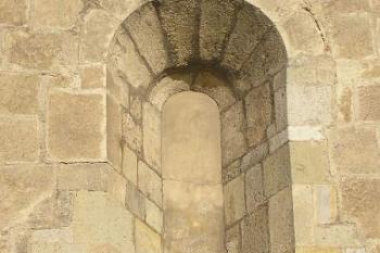 detail románského okna v jižní straně kostelní lodi ( © Ondřej Štěpánek 02/2008)