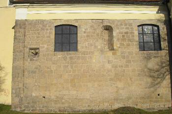 celkový pohled na dochované románské zdivo v jižní zdi kostelní lodi ( © Ondřej Štěpánek 02/2008)