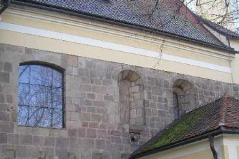 pohled na dochované románské zdivo severní strany kostelní lodi ( © Ondřej Štěpánek 02/2008)