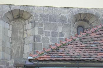 detailní pohled na románská okna v severní kostelní zdi ( © Ondřej Štěpánek 02/2008)