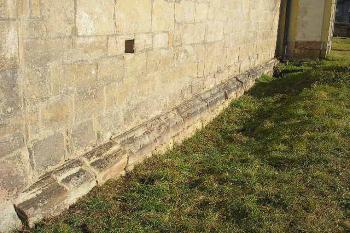 detailní pohled na provedení paty dochované románské stěny jižní strany kostelní lodi ( © Ondřej Štěpánek 02/2008)