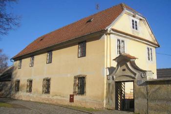 pohled na faru příslušnou ke kostelu sv. Václava ( © Ondřej Štěpánek 02/2008)