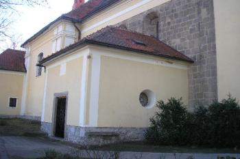pohled na severní barokní vchod do kostela, který v sobě ukrývá původní románský portál ( © Ondřej Štěpánek 02/2008)