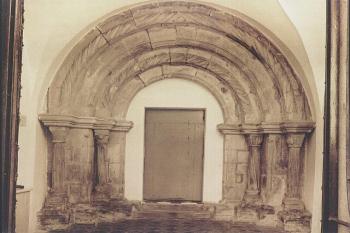 původní zdobený románský portál z pol. 13. století skrytý za barokní přístavbou vstupu do kostela ( © fotografie převzata z oficiální stránky města Hulín, www.hulin.cz)