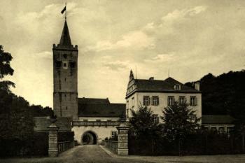 zámek od jihu na počátku 20. století (© Robert Weber: Schlesische Schlösser. Bd. 3, Verl. des Deutschen Schloesser Albums, Dresden/Breslau, 1909)