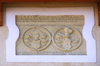 kamenná deska Kašpara Rotumberka z Ketře a jeho ženy Žofie Bílovské z Fulštejna informující o založení kostela ( © Jan P. Štěpánek 02/2008)