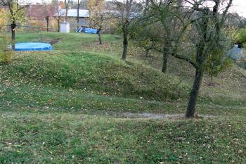 západní část jádra s recentně navezenou přístupovou cestou ( © Pavel Zany Komárek 29.10. 2005)