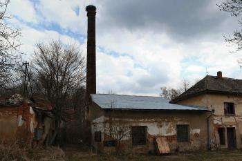 areál tvrze od západu ( © Pavel Zany Komárek 19. 4. 2006)