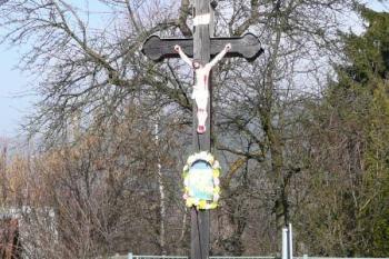 misijní kříž před kostelem ( © Jan P. Štěpánek 02/2008)