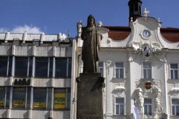 Pomník Mistra Jana Husa před radnicí z r. 1908 od F. Velíka ( © Iva Spurná 3.4.2010)