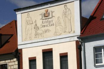 Patrový dům s pseudorenesanční úpravou z r. 1905, autorem vlisu je L. Novák ( © Iva Spurná 3.4.2010)