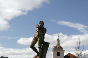 Socha Záboje na pomníku padlým v I. světové válce od sochaře Karla Opatrného z roku 1924 ( © Iva Spurná 3.4.2010)