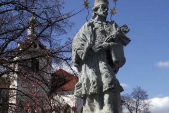 Kašna z roku 1729 s replikou sochy sv. Jana Nepomuckého ( © Iva Spurná 3.4.2010)