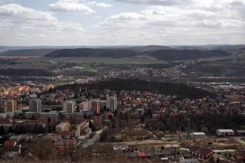 Pohled na Městskou horu, historické centrum Berouna je vlevo ( © Iva Spurná 3.4.2010)