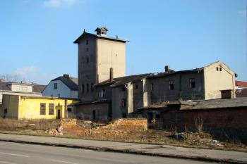 Pohled na zdevastovanou budovu lihovaru. ( © Miroslav BITTER 02/2008)