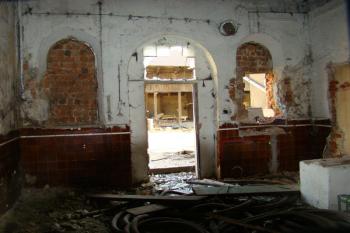 Interiér věže rafinerie (pohled na vstupní dveře) ( © Miroslav BITTER 02/2008)
