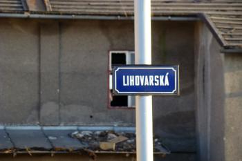 Označení ul. Lihovarská (v pozadí - zdevastovaná budova lihovaru) ( © Miroslav BITTER 02/2008)