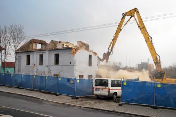 Demolice budov Radvanické rafinerie lihu. ( © Miroslav BITTER 11/2008)