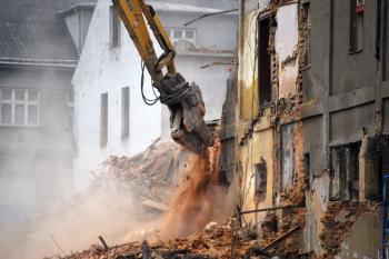 Demolice budov Radvanické rafinerie lihu. ( © Miroslav BITTER 11/2008)