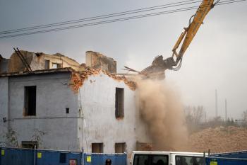 Demolice budov Radvanické rafinerie lihu. ( © Miroslav BITTER 11/2008)