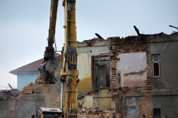 Demolice budov Radvanické rafinerie lihu. ( © Miroslav BITTER 11/2008)