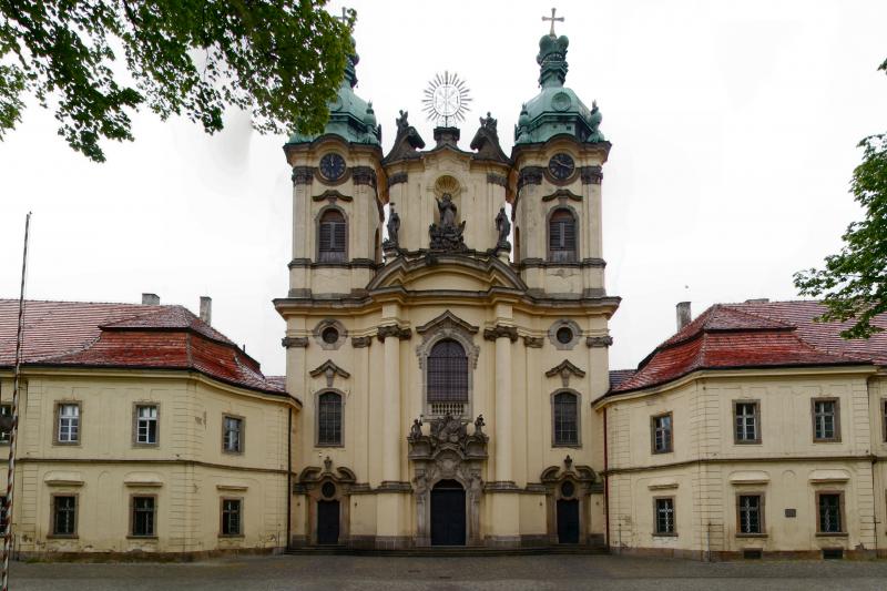 klášter benediktinů s kostelem sv. Kříže a sv. Jadwigy
