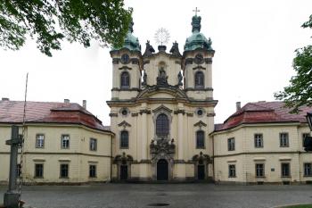 hlavní průčelí (© Pavel Zany Komárek 6. 5. 2007)