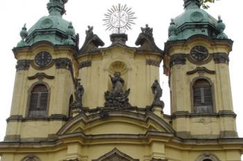 Hlavní průčelí barokního kostela sv. Kříže a sv. Jadwigy ( © iV 6.5.2007)