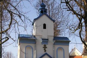 východní vstupní průčelí kostelíka ( © Jan P. Štěpánek 03/2008)
