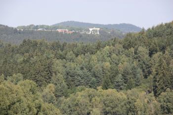 Klášter Nový Dvůr z luk nad levým břehem Úterského potoka ( © Ivan Grisa 08/2009)