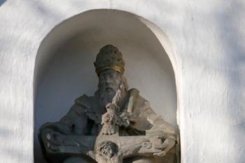 sochařská výzdoba nad jižním vstupem do kostela ( © Jan P. Štěpánek 02/2008)