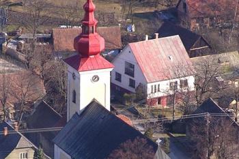pohled na kostel z nejvyššího místa skalního útvaru Lednické bradlo ( © Jan P. Štěpánek 02/2008)