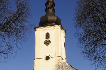 pohled od západu na vstupní průčelí kostela s věží ( © Jan P. Štěpánek 03/2008)