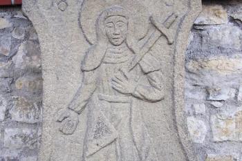 detail reliéfu světice s letopočtem 1815 na podstavci kříže u brány na hřbitov ( © Jan P. Štěpánek 03/2008)