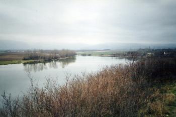 Pohled na vodní nádrž Všechlapy a Krušné hory ze severní části hradiště (© Jiří Kašpar, 03/2009)