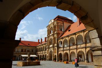 pohled na zámek ze spodních arkád (© Martin  Višňa, 04/2011)