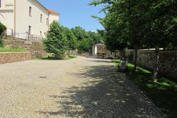 V minulosti bývalý hradní příkop ( © Dušan Dohňanský 07/2019)