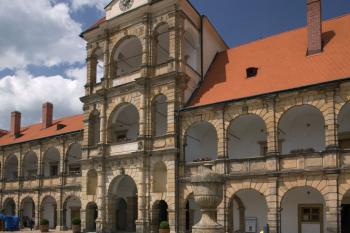 nádvoří zámku (zámek MT, 06/2008)