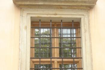 detail ostění okna shodné s ostěním dveří,zřejmě se jednalo o stejného kamenníka (© Jaromír Schoffer, 07/2010)