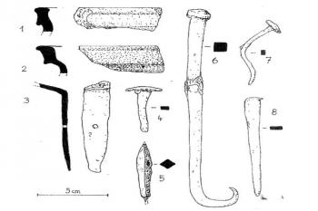ukázka kovových a keramických artefaktů nalezených na lokalitě hradu ( © Petr Zajíc in Archeologie Moravy a Slezska 2008)
