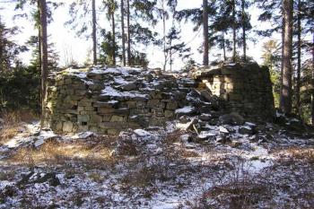 kruhová stavba od severovýchodu ( © Jan P. Štěpánek 03/2008)