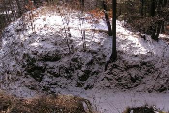 pohled na jádro hradu přes šíjový příkop ( © Jan P. Štěpánek 02/2008)