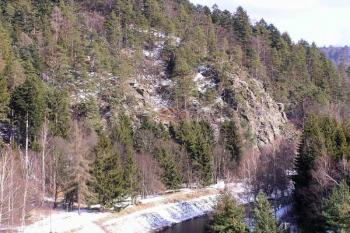 detail tzv. Hlavní skály nad níž se nachází plocha hradu (prosvítá zasněžená plocha jádra hradu) ( © Jan P. Štěpánek 02/2008)